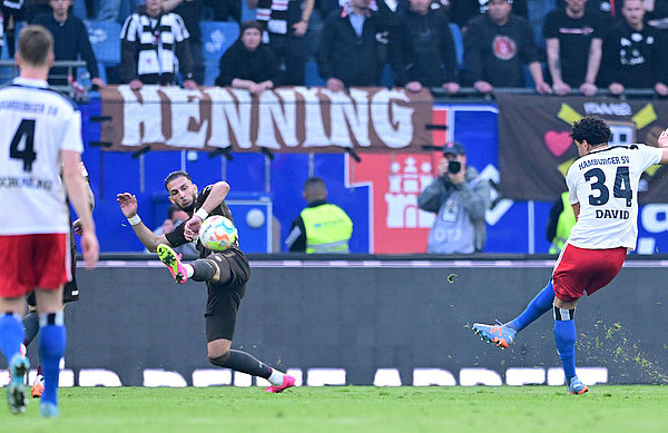 Traumtor! Jonas David schweißt den Ball kurz vor dem Pausenpfiff zum 1:1 ins Netz und lässt damit den Volkspark beben.