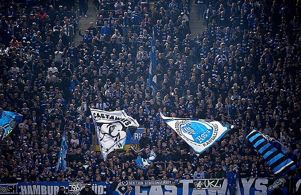 Unterstützend bedingungslos, lautstark und bis zum Schluss: Die mehr als 15.000 mitgereisten HSV-Fans in Düsseldorf.