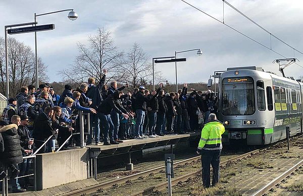Letztes Jahr gab es eine Sonderzugfahrt zum Stadion. Dieses Jahr sollen Schilder den HSV-Bus in Hannover begleiten. Letztes Jahr gab es eine Sonderzugfahrt zum Stadion. Dieses Jahr sollen Schilder den HSV-Bus in Hannover begleiten.