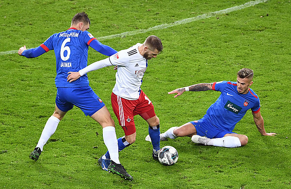 Wenig Räume, enge Bewachung: Aaron Hunt und den Rothosen fehlte gegen Heidenheim trotz einiger Torchancen zu oft die Zielstrebigkeit. Aaron Hunt wird von Patrick Mainka und Niclas Dorsch im Zweikampf attackiert.