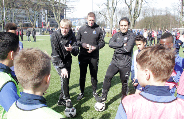Mithilfe der U11 des HSV demonstrierten die HSV-Nachwuchstrainer Sebastian Schmidt, Christian Rahn und Mehdi Mahdavikia den 70 Teilnehmern die verschiedenen Trainingsübungen.
