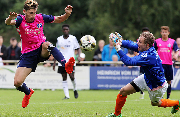 U19-Spieler Christian Stark im Zweikampf vor dem Tor.