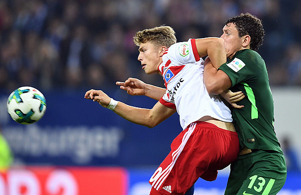 HSV-Stürmer Fiete Arp kam gegen Bremen zu seinen ersten Bundesliga-Minuten. Bei der U17-WM erzielte er fünf Tore für die DFB-Auswahl. Fiete im Luftzweikampf mit einem Bremer.