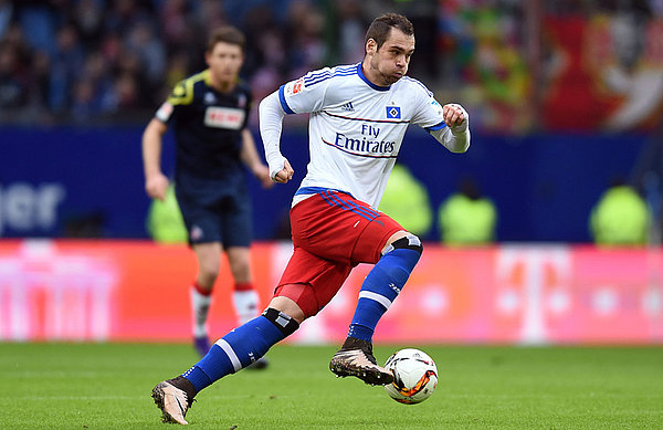 Lasogga gegen den 1. FC Köln am Ball.