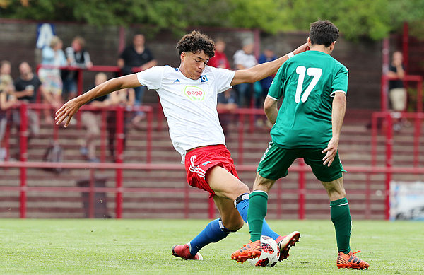 Jonas David (l.) kam im defensiven Mittelfeld zum Einsatz und zeigte ein gutes Spiel. HSV-Spieler Jonas David (l.) erkämpft sich den Ball vom Gegenspieler.