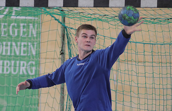 Keeper Morten Behrens machte auch im Handball-Tor eine gute Figur.