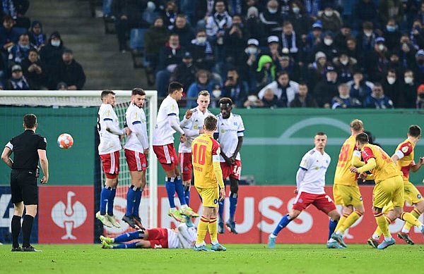 Philip Heise zirkelt den Ball um die Mauer zur 1:0-Führung. 