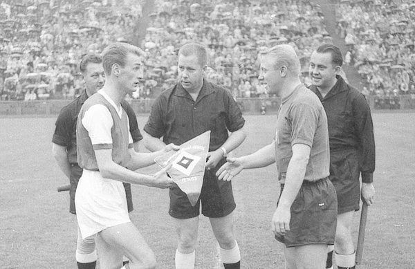 Generalprobe vor dem Bundesliga-Start: Arsenal-Kapitän George Eastham und HSV-Spielführer Dieter Seeler. Generalprobe vor dem Bundesliga-Start: Arsenal-Kapitän George Eastham und HSV-Spielführer Dieter Seeler.