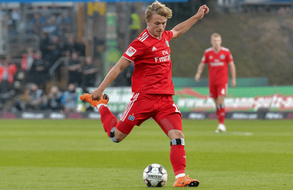 Fiete Arp war mit seinen gerade mal 18 Jahren einer der Youngster im Team des HSV, dessen erste Elf einen Altersschnitt von 23,4 Jahren aufwies - die drittjüngste HSV-Mannschaft aller Zeiten.