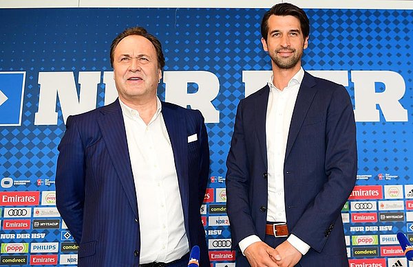 Der HSV-Aufsichtsratsvorsitzende Max-Arnold Köttgen und der neue HSV-Sportvorstand Jonas Boldt beantworteten am Freitagmittag in einer Pressekonferenz die Fragen der Medienvertreter. Der HSV-Aufsichtsratsvorsitzende Max-Arnold Köttgen und der neue HSV-Sportvorstand Jonas Boldt stehen in der Pressekonferenz zum Foto bereit.