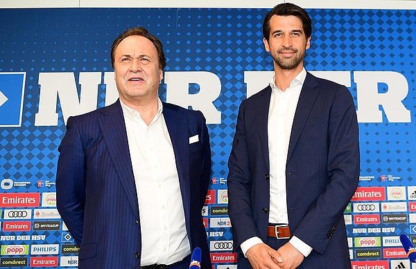 Der HSV-Aufsichtsratsvorsitzende Max-Arnold Köttgen und der neue HSV-Sportvorstand Jonas Boldt stehen in der Pressekonferenz zum Foto bereit. 