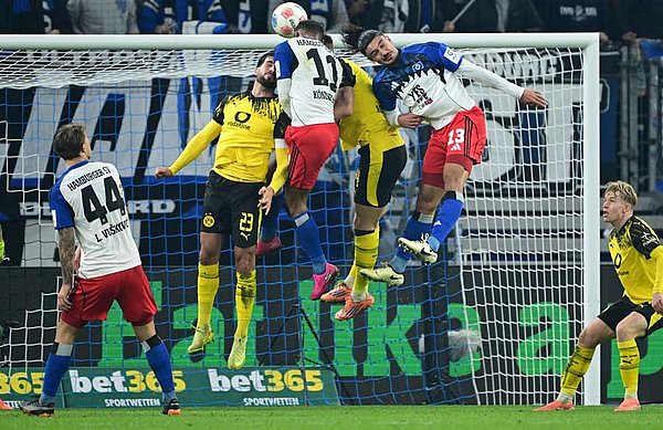 Der entscheidende Moment: Königsdörffer springt höher als alle anderen und köpft die Muheim-Flanke unhaltbar zum 1:1-Ausgleich ins Netz.