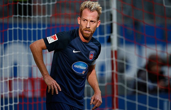 Kapitän Marc Schnatterer ist neben Frank Schmidt die zweite Identifikationsfigur beim FCH und wird vom Trainer geschätzt. Marc Schnatterer steht auf dem Spielfeld.