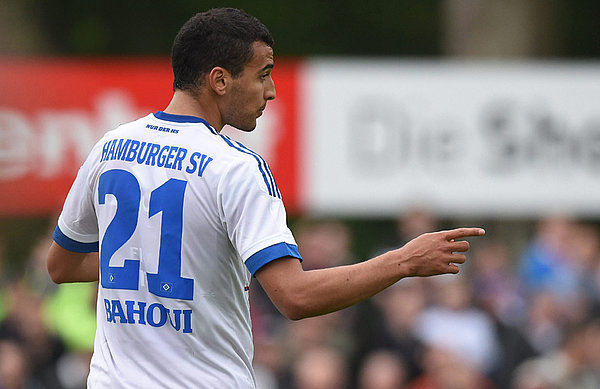 Der 25-jährige Schwede musste auch schon einige Male abbiegen, um zu seinem Ziel zu kommen. Nabil Bahoui steht auf dem Feld. Er ist mit dem Rücken zur Kamera und man sieht seine Trikotnummer.