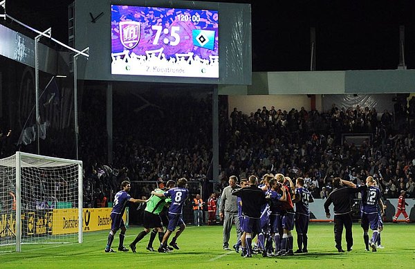7:5 zeigt die Anzeigetafel im Osnabrücker Stadion.