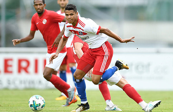 Santos im Zweikampf gegen Antalyaspor.