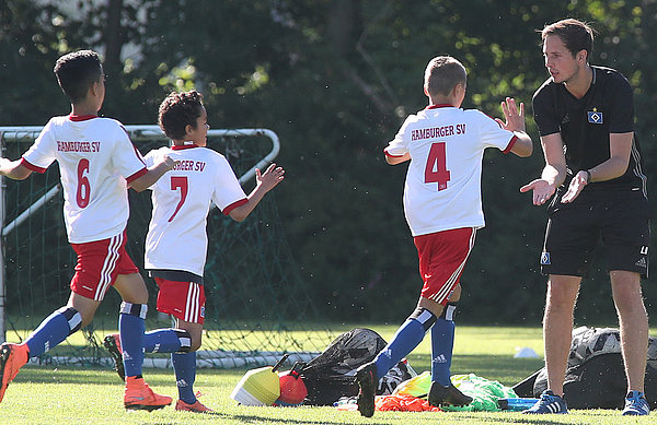 So möchten die U11-Kicker mit ihrem Trainer Lukas Rösel auch am Sonnabend feiern. So möchten die U11-Kicker mit ihrem Trainer Lukas Rösel auch am Sonnabend feiern.