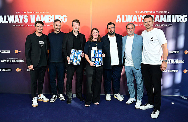 Auf dem blauen Teppich: Trainer Merlin Polzin, OMR-Gründer Philipp Westermeyer, Vorstand Eric Huwer, Regisseur Tom Häussler mit Ehefrau Stefanie, Vorstand Stefan Kuntz und Sportdirektor Claus Costa (v.l.). Auf dem blauen Teppich: Trainer Merlin Polzin, OMR-Gründer Philipp Westermeyer, Vorstand Eric Huwer, Regisseur Tom Häussler mit Ehefrau Stefanie, Vorstand Stefan Kuntz und Sportdirektor Claus Costa (v.l.).