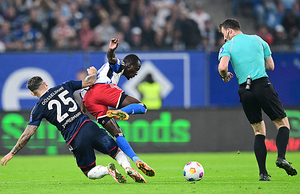 The game was marked by plenty of intense tackles – and Zimmermann crossed the line of fair play with tackles on Dompe on two occasions, which saw him booked twice and ultimately sent off.