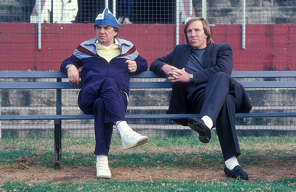 Sie prägten die erfolgreichste Zeit der HSV-Vereinsgeschichte in den 1980er-Jahren: Cheftrainer Ernst Happel (l.) und Manager Günter Netzer. Ernst Happel und Günter Netzer auf einer Bank.