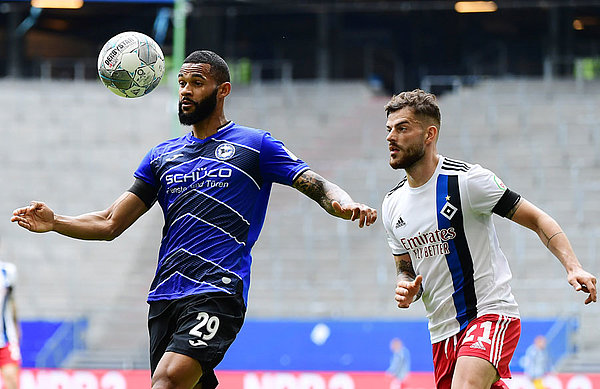 Tim Leibold stand defensiv sehr sicher und hatte zudem vorn die größte Chance des Spiels, scheiterte aber mit seinem Kopfball am Pfosten. Tim Leibold stand defensiv sehr sicher und hatte zudem vorn die größte Chance des Spiels, scheiterte aber mit seinem Kopfball am Pfosten.