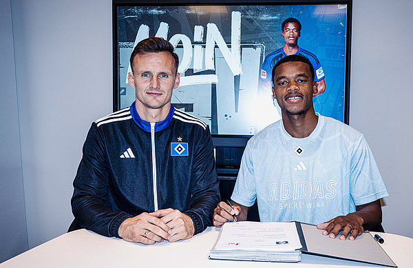 Claus Costa, director of sport, together with Warmed Omari during the contract signing.