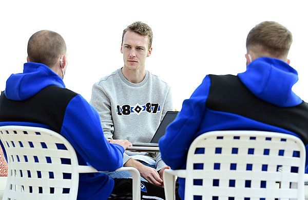 Eloquent und ehrgeizig: Sebastian Schonlau ist auch Abseits des Platzes ein Leader und kann seine Vorstellungen klar vermitteln. Schonlau im Interview.