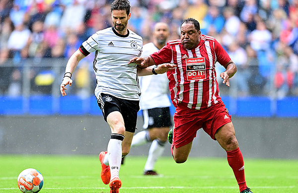 Beim unterhaltsamen 8:8 im Legendenspiel der DFB All-Stars gegen das Team Hamburg & die Welt konnten die Zuschauer ebenso viele fußballerische Kunststückchen wie Legenden (hier Arne Freidrich (l.) und Ailton) bestaunen.