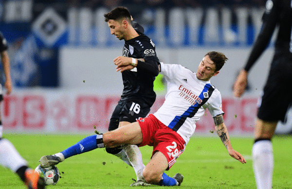 Das Bild deDas Bild der 2. Halbzeit wurde von vielen intensiven Zweikämpfen - wie hier zwischen Hamburgs Adrian Fein und VfB-Akteur Atakan Karazor - geprägt.r 2. Halbzeit wurde von vielen intensiven Zweikämpfen geprägt.