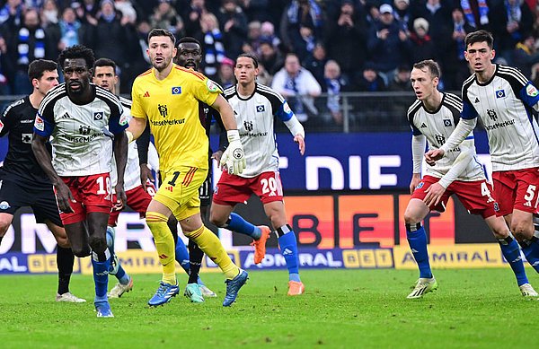 Am Ende stürmte sogar Keeper Daniel Heuer Fernandes mit, doch es half nichts - es blieb beim 1:2 und der ersten Heim-Niederlage der Saison.