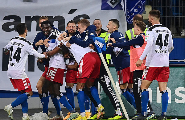 Der Höhepunkt in der 90. Minute: Bakery Jatta erzielt nach Flanke von Sonny Kittel direkt vor der Nordtribüne das 2:0, das die Stimmung endgültig zum Überkochen brachte.