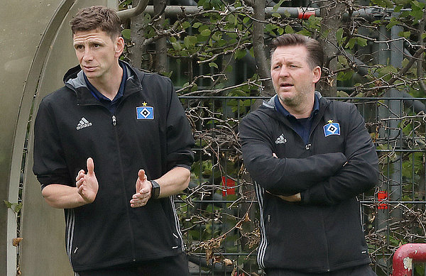 Sechs Punkte aus zwei Spielen: Ein Auftakt nach Maß für die U17 und die Trainer Christian Titz (re.) und Bastian Reinhardt. Christian Titz und Bastian Reinhardt beobachten das Spiel der U17.