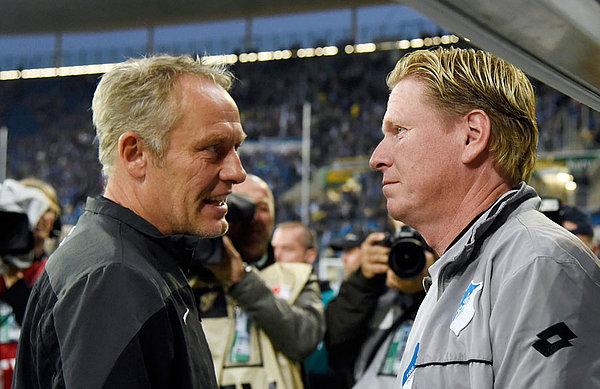 Markus Gisdol und Christian Streich treffen sich vor dem Anpfiff im Freiburger-Stadion.