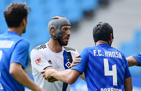 Klaus Gjasula - hier im Duell mit Damian Roßbach - feierte in der zweiten Halbzeit seine Premiere im HSV-Trikot. Gjasula im Duell mit Roßbach.