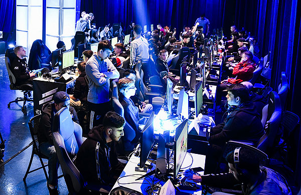 In der Practice Area konnten sich Umut (unten links) und seine Kontrahenten auf die anstehenden Spiele vorbereiten. Im Trainingsbereich bereiten sich die eSportler auf die anstehenden Partien vor.