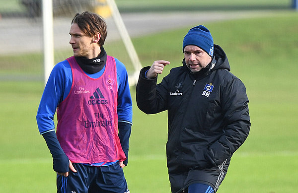 Bernd Hollerbach steht neben Albin Ekdal auf dem Trainingsplatz.