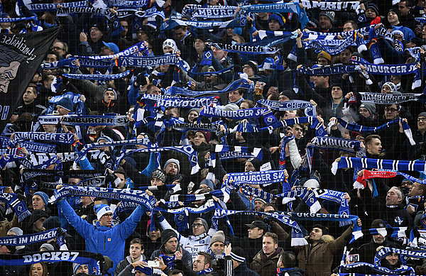 Die Fans schwenken Schals auf der Nordtribüne des Volksparkstadions.