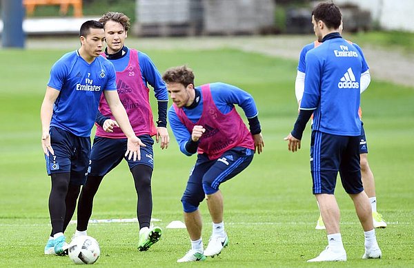 Nicolai Müller and Albin Ekdal challenge Bobby Wood.