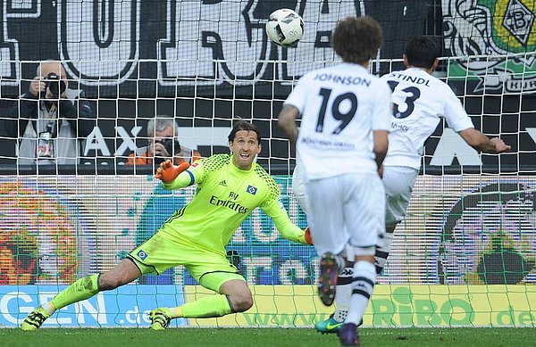 Lars Stindl schießt den zweiten Elfmeter an die Latte.