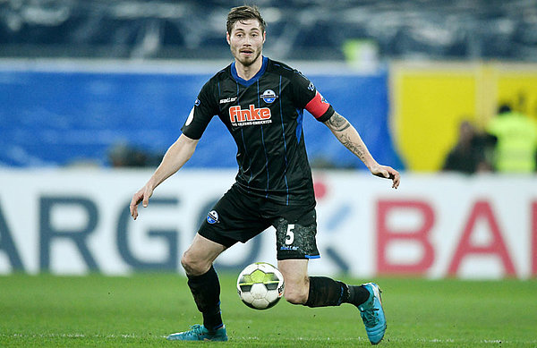Christian Strohdiek ist eine feste Säule beim SC Paderborn. Mit der Erfahrung von 148 Zweitliga-Spielen will er dazu beitragen, dass sich sein Team in der Liga etabliert. SCP-Kapitän Christian Strohdiek mit Ball in Aktion.