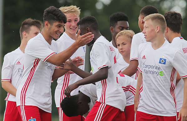 Freude bei der U16 über den zweiten Saisonsieg. Die U16-Spieler jubeln.