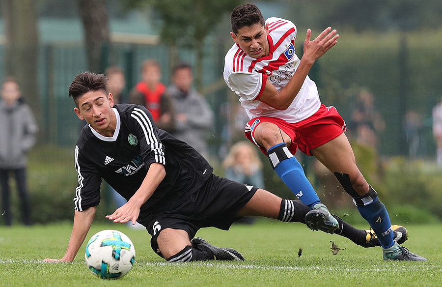 Djavid Abdullatif (r.) warf gegen die Nettelnburger alles in die Waagschale.