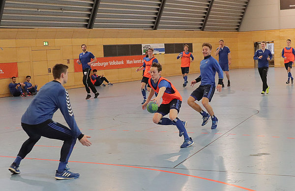 Handball kann er: Jonas Behounek (M.) versucht den Trickshot.