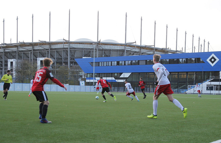 Der bis dato letzte Auftritt der U17 am Campus verlief ganz gut: 5:0 konnte das Team von Trainer Pit Reimers gegen den ETV gewinnen. Der bis dato letzte Auftritt der U17 am Campus verlief ganz gut: 5:0 konnte das Team von Trainer Pit Reimers gegen den ETV gewinnen.