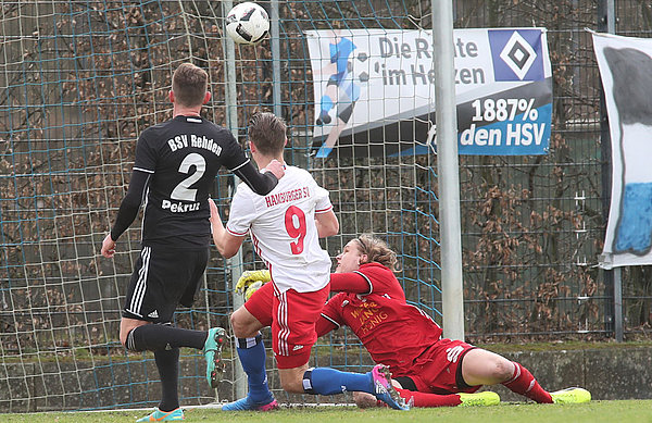 U21-Stürmer Törles Knöll schaut seinem Ball hinterher, der zum 1:0 von der Latte im Netz einschlägt.