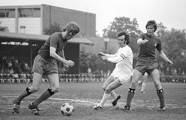 Manfred Kaltz führt im Spiel gegen den 1. FC Köln am 28. Juni 1972 den Ball.