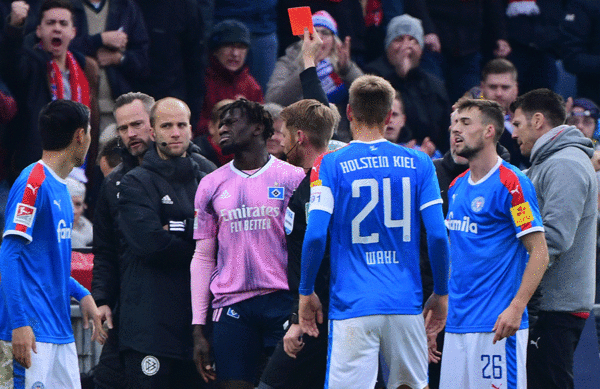 Die Szene, die das Spiel entscheidend prägte: Schiedsrichter Christian Dingert zeigt Bakery Jatta die Rote Karte, der HSV spielte somit ab der 26. MInute nur noch zu zehnt.