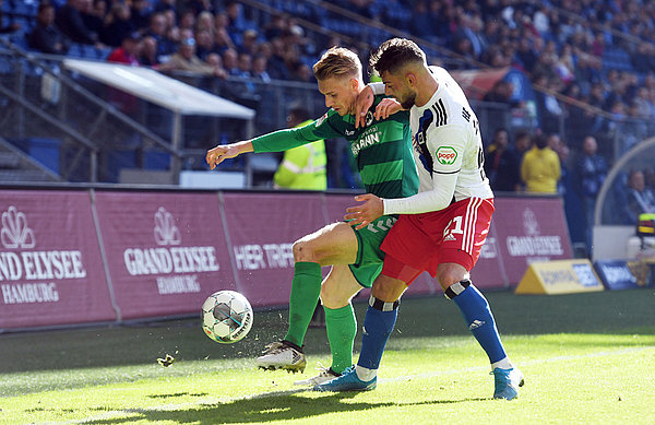 Leibold mag das Einschalten ins Offensivspiel, steht aber auch in der Deckung seinen Mann - hier gegen Fürths Maximilian Sauer. Leibold im Zweikampf mit Fürths Maximilian Sauer.