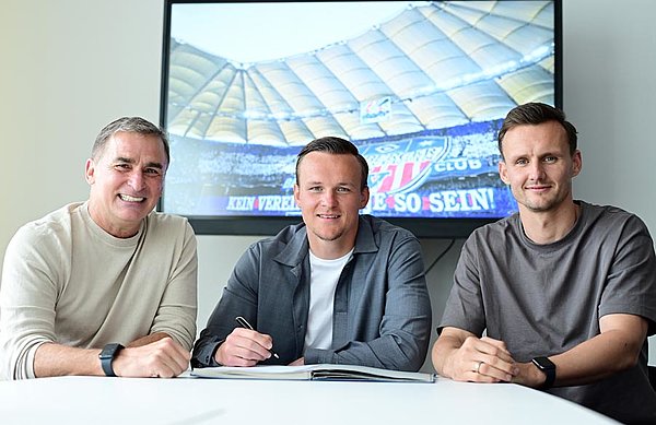 HSV-Urgestein Tom Mickel bei der Vertragsunterzeichnung mit Vorstand Stefan Kuntz (l.) und Direktor Profifußball Claus Costa (r.). HSV-Urgestein Tom Mickel bei der Vertragsunterzeichnung mit Vorstand Stefan Kuntz (l.) und Direktor Profifußball Claus Costa (r.).