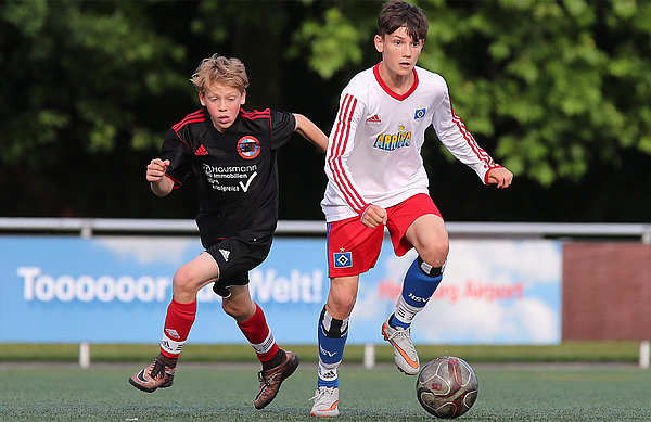 Henry Koeberer dribbelt den Ball.